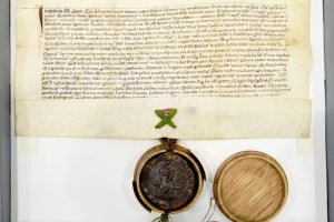 Pergaminowe dyplomy zakonserwowane. Najstarszy ma ponad 700 lat
