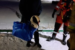 Łabędź uratowany. Ze stawu przy ul. Radiowej trafi do Bukwałdu