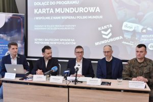 Z Kartą Mundurową można będzie zapłacić mniej