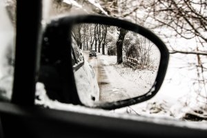 Mróz po odwilży utrudnia jazdę. Lokalna śliskość i koleiny