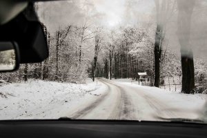 Trudne warunki na drogach. Służby zalecają ostrożność