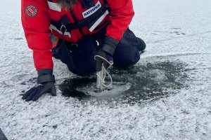 Ratownicy MOPR przestrzegają: nie istnieje bezpieczny lód