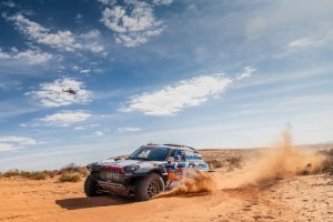 Hołowczyc na mecie Dakaru