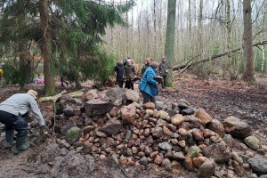 Społecznicy i leśnicy zbudowali hibernaculum dla płazów