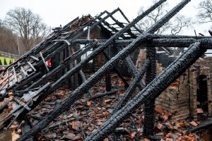Pożar w powiecie ełckim. Poważnie poparzony senior trafił do szpitala