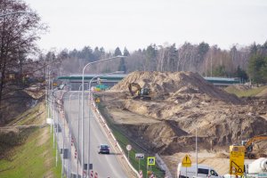Opóźnią się prace przy budowie ważnej drogi. Konieczne dodatkowe wzmocnienie podłoża