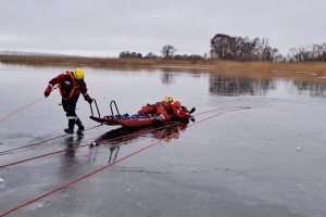 Strażacy przestrzegają przed wchodzeniem na zamarznięte jeziora