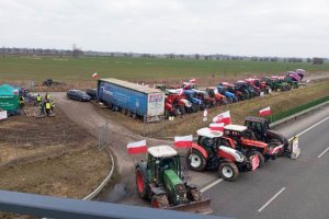 Trwa protest rolników na S7. Policja kieruje na objazdy