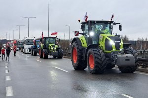 Rolnicy przedłużają protesty na S7