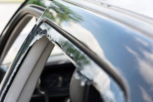 Wybijają szyby i kradną pieniądze. Seria włamań do samochodów