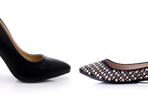 Dwa różne buty, by zwrócić uwagę na nierówność płci