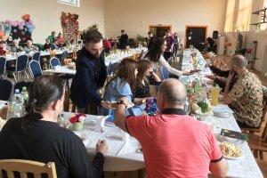 Samotni spotkali się przy wspólnym stole