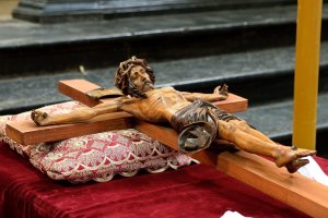 Wielki Piątek. Dzień bez mszy świętej, lecz z postem ścisłym