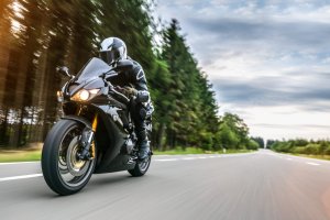 Motocykliści i rowerzyści rozpoczęli sezon. Policja czuwa nad ich bezpieczeństwem