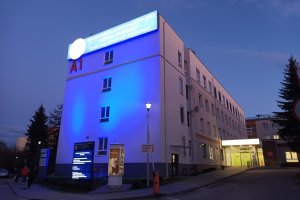 Szpital dziecięcy podświetli się na niebiesko. To znak solidarności z osobami autystycznymi