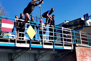 Skoki z mostu do zimnej wody. Wyjątkowy lany poniedziałek w Giżycku