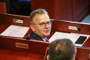 Niepublikowanie interpelacji? Radni PiS krytykują, marszałek odpowiada