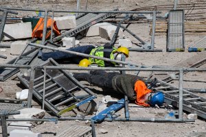 Małe błędy z dużym skutkiem. Jak uniknąć wypadków na budowie?