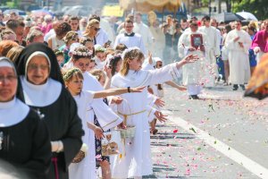 Ulicami Olsztyna przeszła procesja Bożego Ciała [ZDJĘCIA]