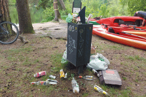 Wypoczynek wśród śmieci? Problem na plażach, w parkach i lasach