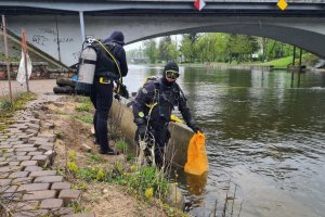 Ciekawe znalezisko podczas sprzątania rzeki Pisy