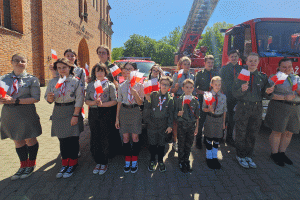 Mieszkańcy Braniewa zgromadzili się wokół biało-czerwonej w Dzień Flagi