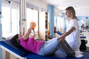 Kręgosłup pod presją. Dlaczego coraz częściej potrzebujemy fizjoterapeuty?