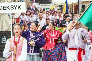 Dni Folkloru 2024. Barwny korowód przeszedł ulicami Olsztyna [ZDJĘCIA]