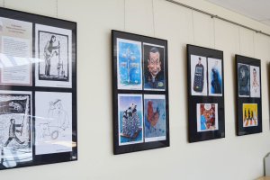 Rysunki prasowe na wystawie w Bibliotece Uniwersyteckiej