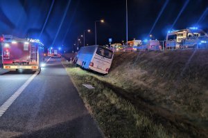 Autokar z dziećmi wjechał do rowu na S7. Trzy osoby trafiły do szpitala