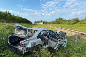 Kierowca wjechał pod pociąg. Zderzenie na przejeździe kolejowym koło Pasłęka