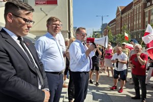 Politycy PiS krytykują rząd i zachęcają do finansowego wsparcia ich partii