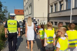 Jak bezpiecznie przechodzić przez jezdnię? Policjanci wspierają najmłodszych