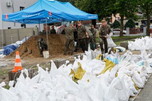 Mundurowi z regionu walczą z powodzią na południu kraju