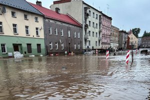 Rząd uruchamia pierwsze transze pomocy dla powodzian