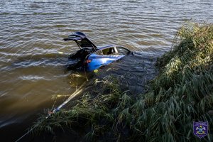 Kierowca tesli pomylił biegi i... wjechał do jeziora