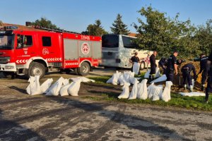 Policjanci z regionu walczą z powodzią. 