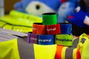 Odblaski ratują życie. Policja przypomina o odpowiedniej widoczności po zmroku