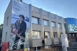 W Szczytnie odsłonięto mural upamiętniający Krzysztofa Klenczona