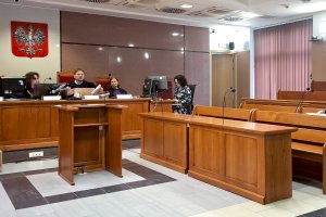 Zrzucił z mostu agresywnego przechodnia. W Olsztynie ruszył proces