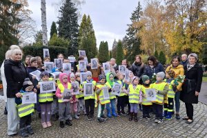 Znicze na grobach bohaterów orderu Virtuti Militari. 