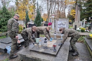 Terytorialsi posprzątali groby weteranów