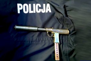 Miał pistolet z tłumikiem. Agresywnego mężczyznę zatrzymała policja