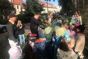 Dzieci posadziły drzewa w Parku Kajki