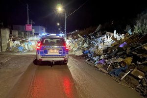 Warmińsko-mazurscy policjanci pomagają usuwać skutki powodzi