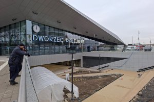 Oczekiwanie na otwarcie dworca głównego. Trwają odbiory techniczne