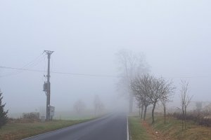 Trudne warunki na drogach. Mgła utrzyma się do południa