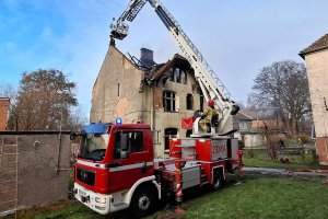 Śledczy badają przyczynę tragicznego pożaru w Jezioranach