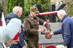 Fundacja Niezłomni uporządkowała groby żołnierzy AK i prowadziła kwestę