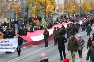 Przeszli ulicami Olsztyna niosąc gigantyczną flagę [ZDJĘCIA]